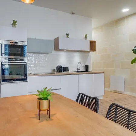 Le 61 - Superbe T2 Meuble Avec Balcon En Plein Coeur De