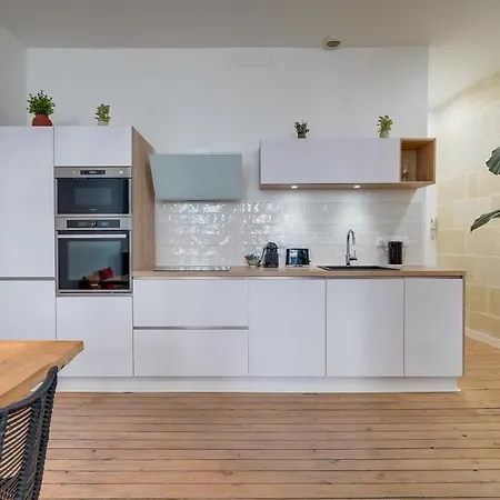 Le 61 - Superbe T2 Meuble Avec Balcon En Plein Coeur De *
