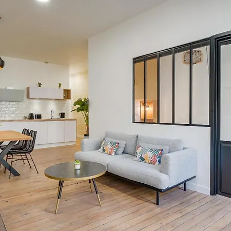 Le 61 - Superbe T2 Meuble Avec Balcon En Plein Coeur De *